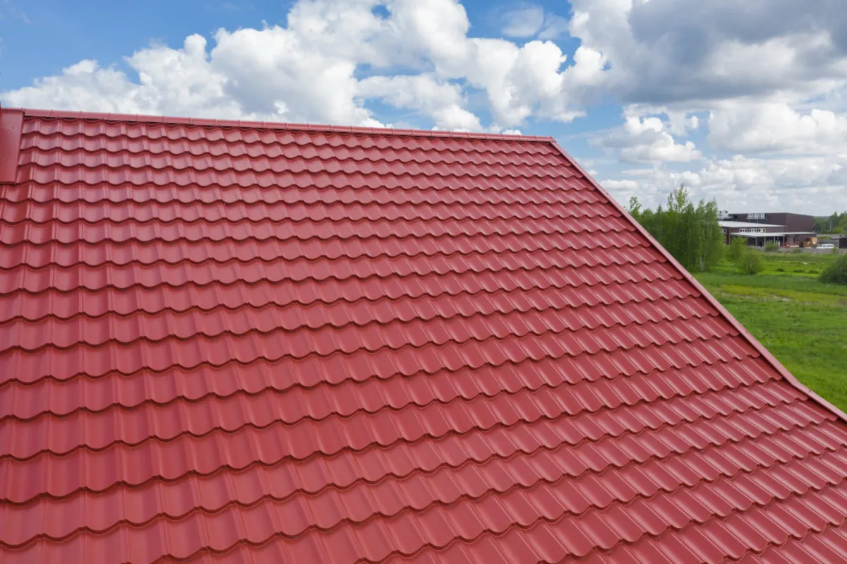 Střecha Scandinavia v barvě 757 / RAL 3009 Oxidová červená, materiál Ceramic Matt BT