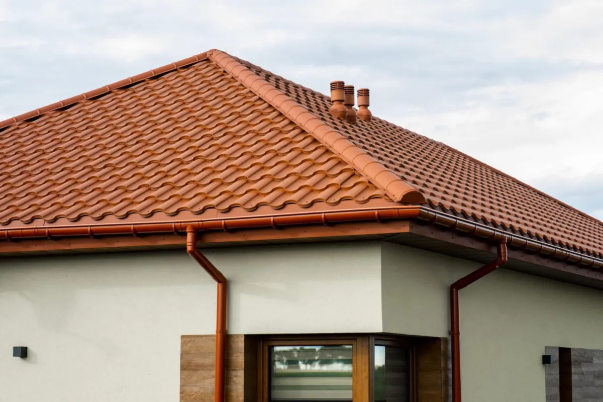 Střecha Centro v barvě RAL 8004 Měděná hnědá, materiál Ultramat