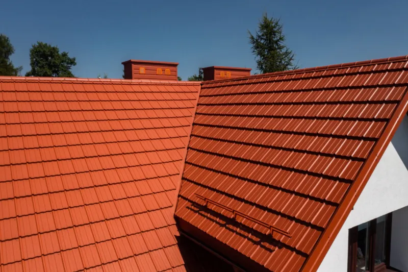 Střecha Horizon v barvě RAL 8004 Měděná hnědá, materiál Dual Matt