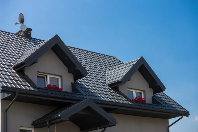 Střecha Allano v barvě 455 / RAL 7016 Antracitová šedá, materiál Ceramic Matt BT
