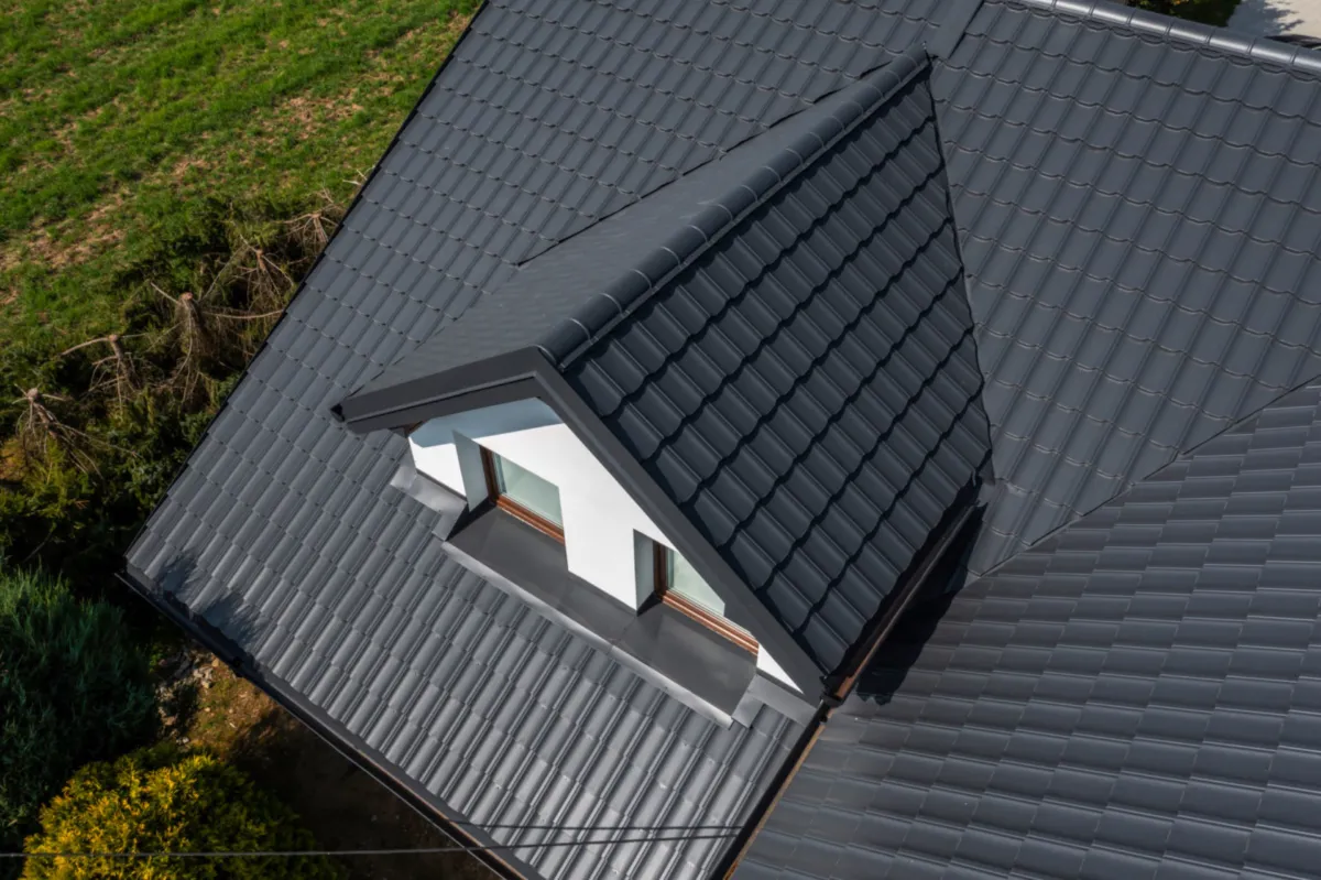 Střecha Aurora v barvě 455 / RAL 7016 Antracitová šedá, materiál Ceramic Matt BT