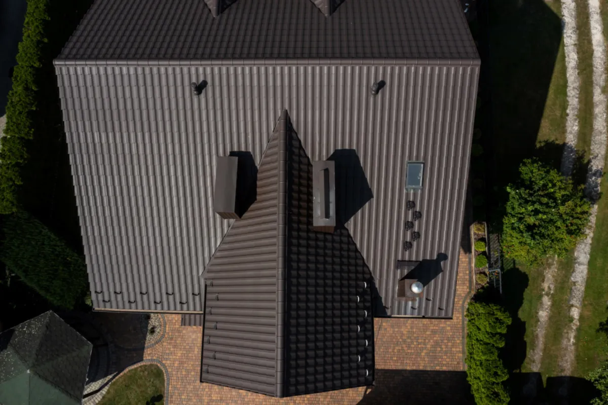 Střecha Aurora v barvě RAL 8019 Šedohnědá, materiál Ultramat