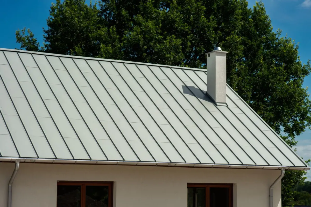 Střecha Savoy v barvě 253 / RAL 7042 Dopravní šedá A, materiál Ceramic Matt Pro BT