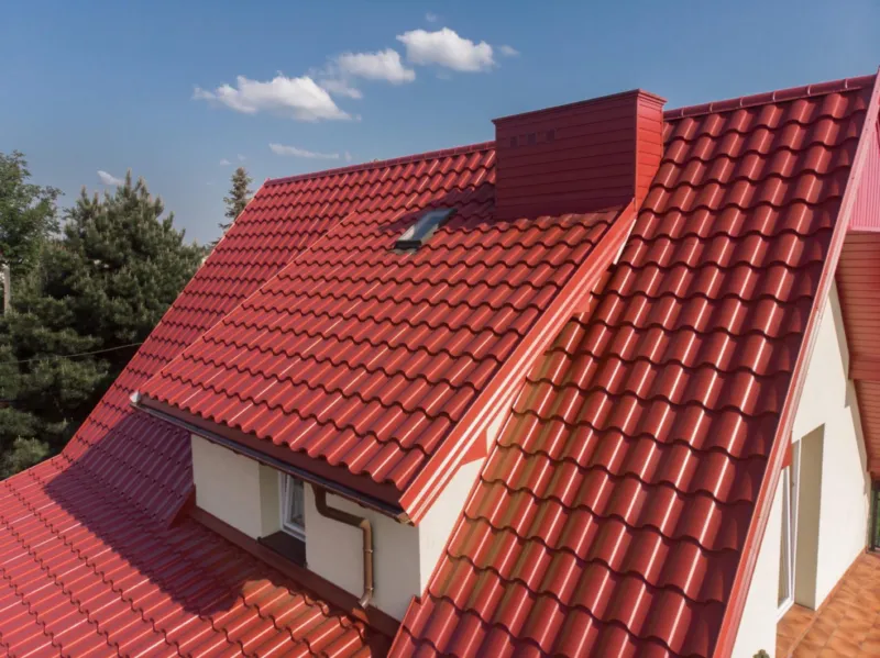 Střecha Centro v barvě RAL 3009 Oxidová červená, materiál Dual Matt