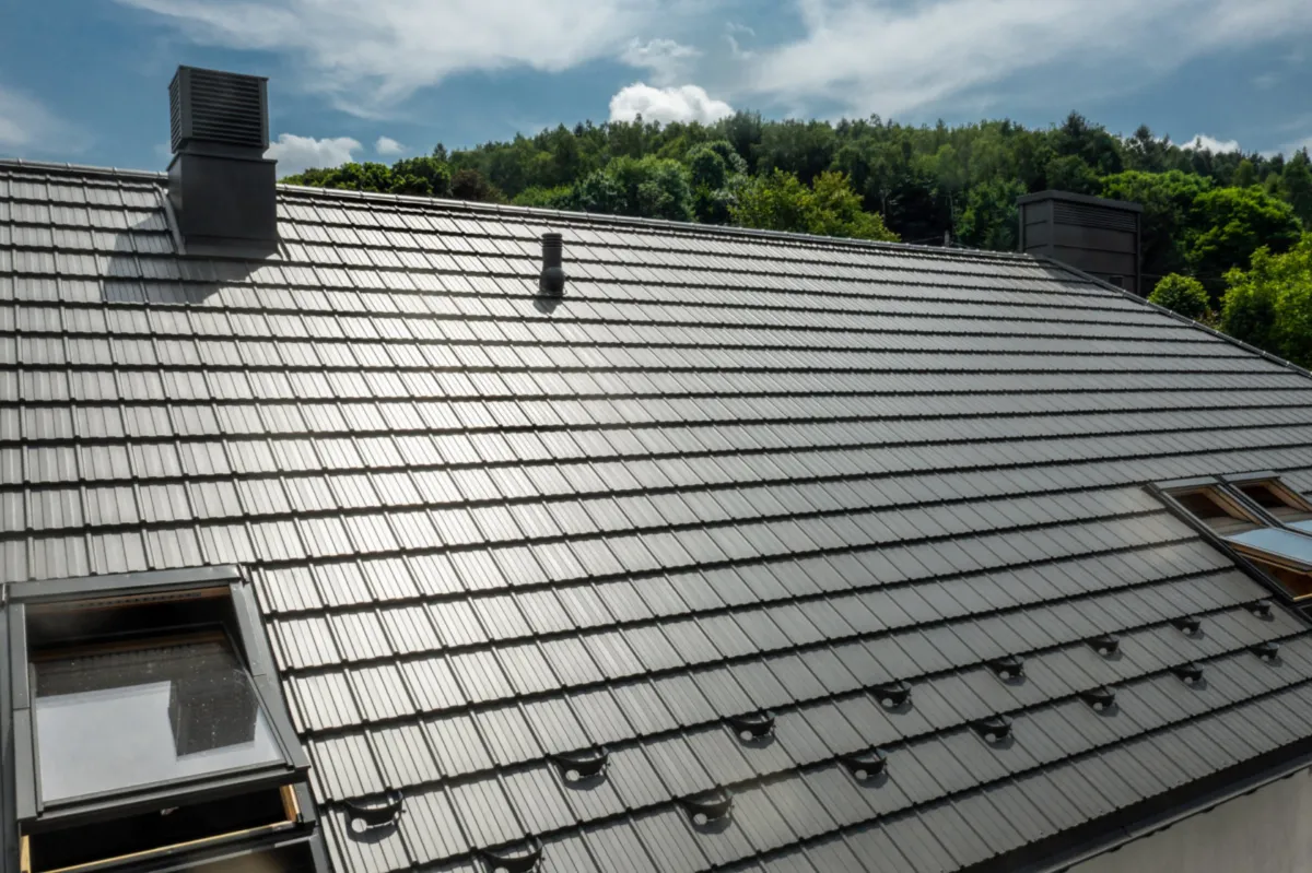 Střecha Horizon v barvě 254 / RAL 7010 Stanová šedá, materiál Ceramic Matt Pro BT