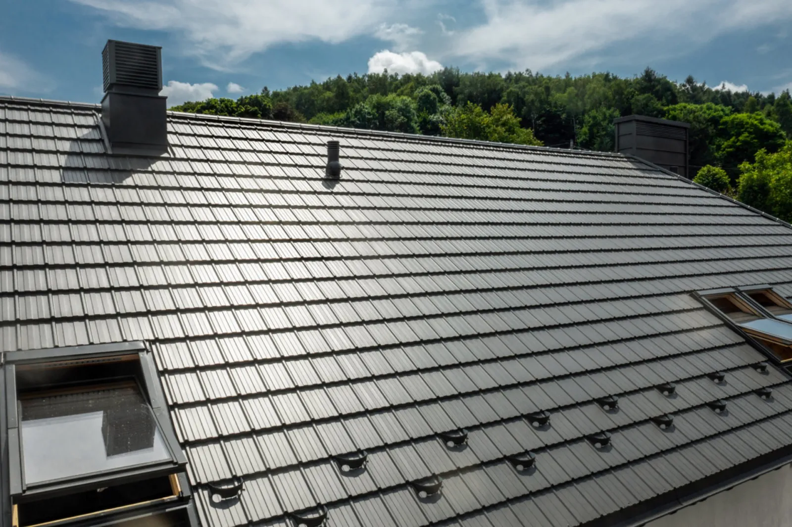 Hybridní plechová taška Horizon z oceli SSAB GreenCoat Ceramic Matt Pro BT, odstín RAL 7010