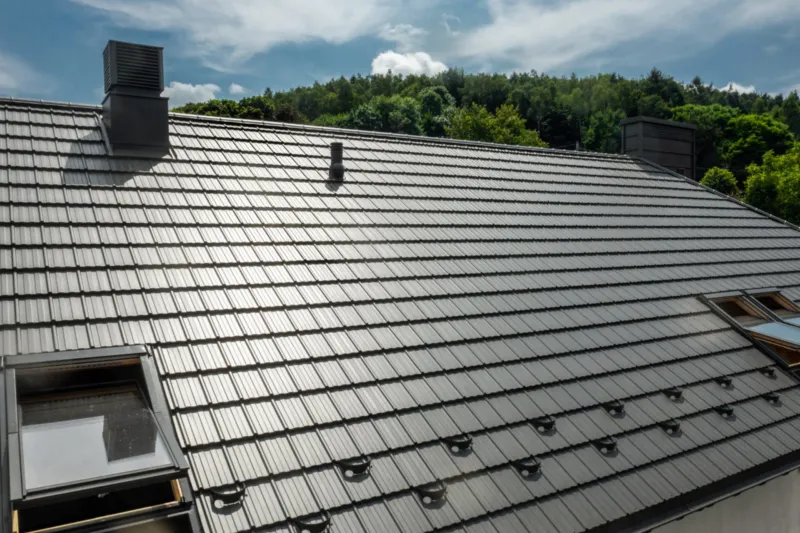 Střecha Horizon v barvě 254 / RAL 7010 Stanová šedá, materiál Ceramic Matt Pro BT