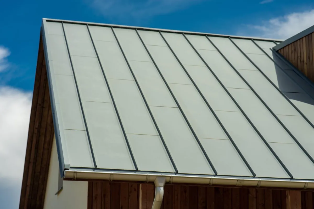 Střecha Savoy v barvě 253 / RAL 7042 Dopravní šedá A, materiál Ceramic Matt Pro BT