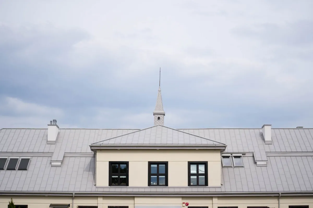 Střecha Savoy v barvě 255 / RAL 7044 Hedvábná šedá, materiál Ceramic Matt Pro BT