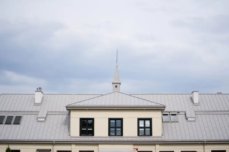 Střecha Savoy v barvě 255 / RAL 7044 Hedvábná šedá, materiál Ceramic Matt Pro BT