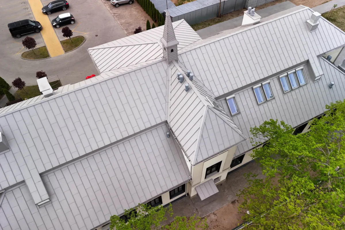 Střecha Savoy v barvě 255 / RAL 7044 Hedvábná šedá, materiál Ceramic Matt Pro BT