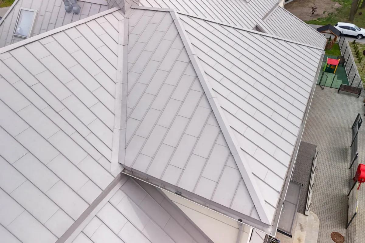 Střecha Savoy v barvě 255 / RAL 7044 Hedvábná šedá, materiál Ceramic Matt Pro BT