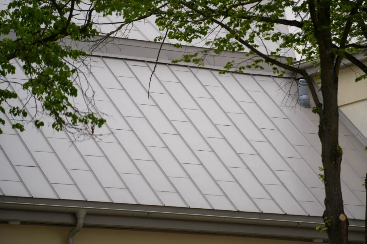 Střecha Savoy v barvě 255 / RAL 7044 Hedvábná šedá, materiál Ceramic Matt Pro BT