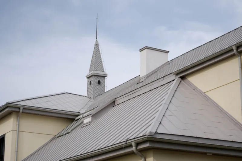 Střecha Savoy v barvě 255 / RAL 7044 Hedvábná šedá, materiál Ceramic Matt Pro BT