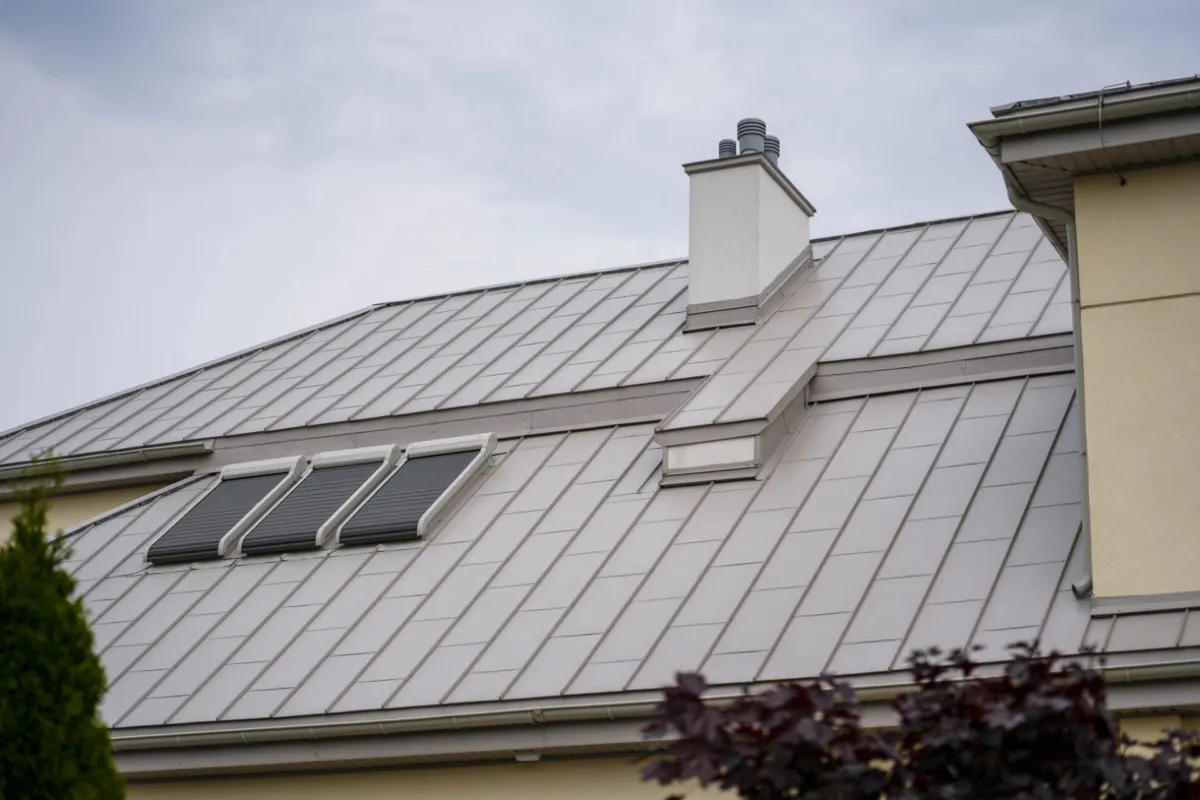 Střecha Savoy v barvě 255 / RAL 7044 Hedvábná šedá, materiál Ceramic Matt Pro BT