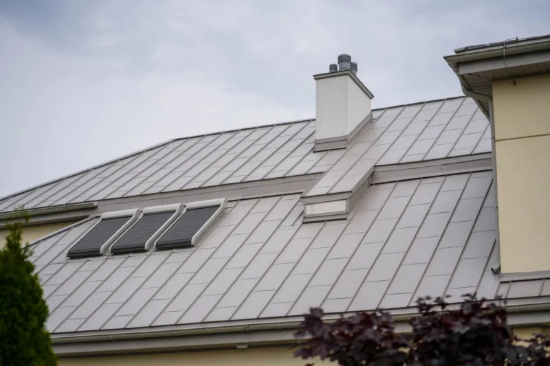Střecha Savoy v barvě 255 / RAL 7044 Hedvábná šedá, materiál Ceramic Matt Pro BT