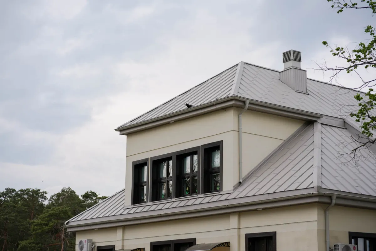 Střecha Savoy v barvě 255 / RAL 7044 Hedvábná šedá, materiál Ceramic Matt Pro BT
