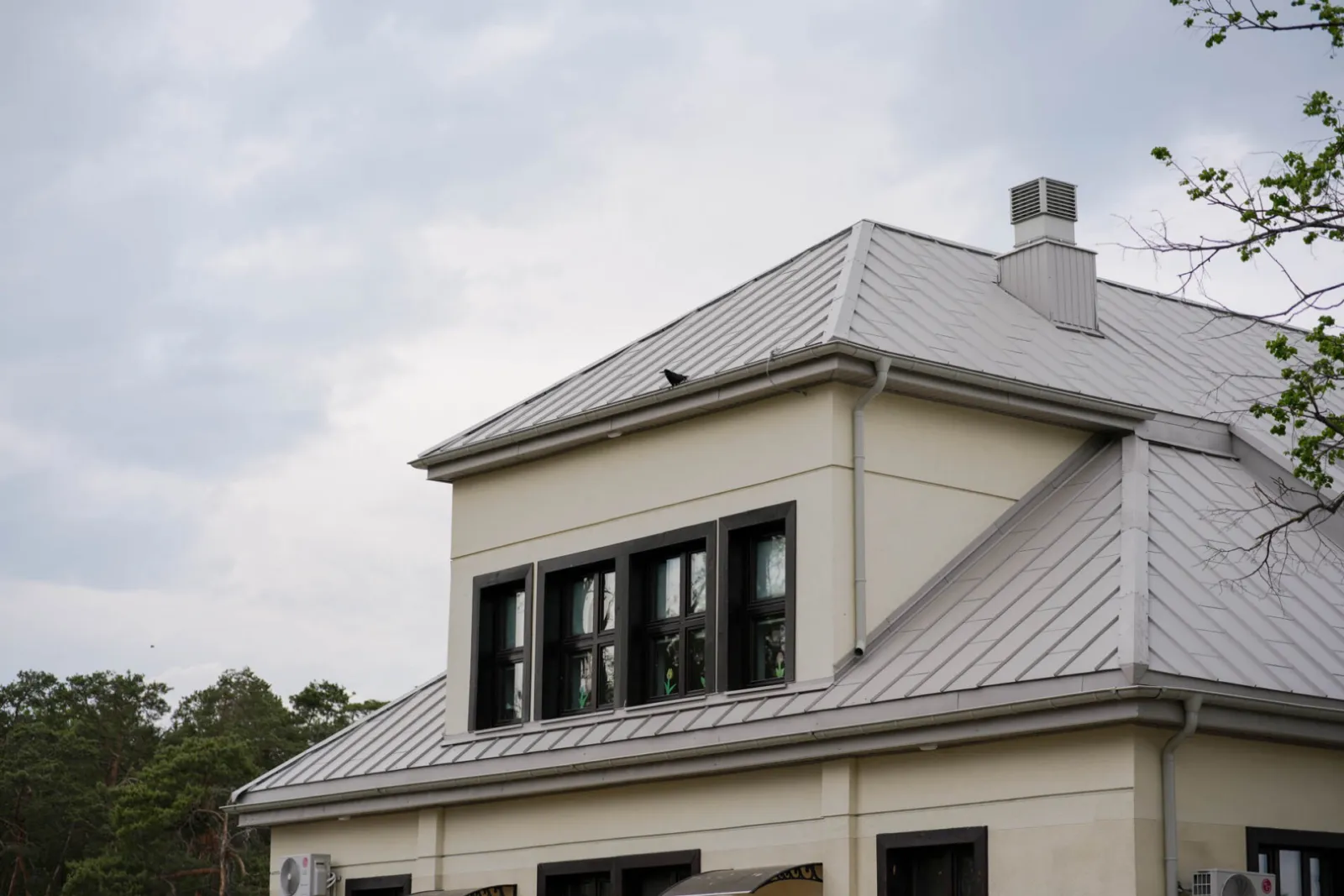 Rodinný dům se střešní krytinou Savoy v materiálu Ceramic Matt Pro BT, odstín RAL 7044