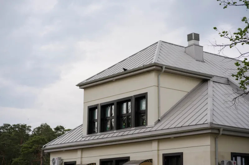 Střecha Savoy v barvě 255 / RAL 7044 Hedvábná šedá, materiál Ceramic Matt Pro BT