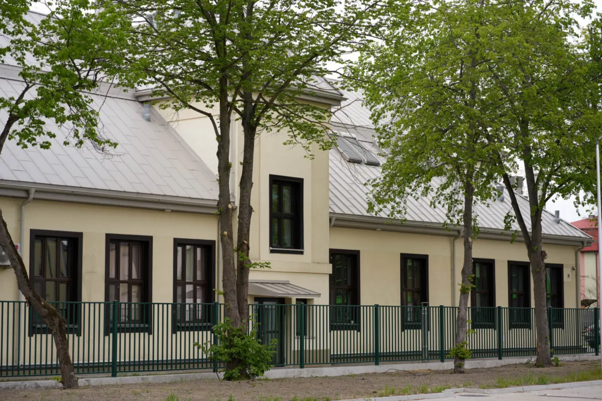 Střecha Savoy v barvě 255 / RAL 7044 Hedvábná šedá, materiál Ceramic Matt Pro BT