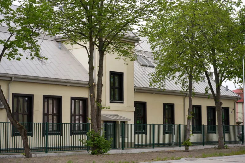 Střecha Savoy v barvě 255 / RAL 7044 Hedvábná šedá, materiál Ceramic Matt Pro BT