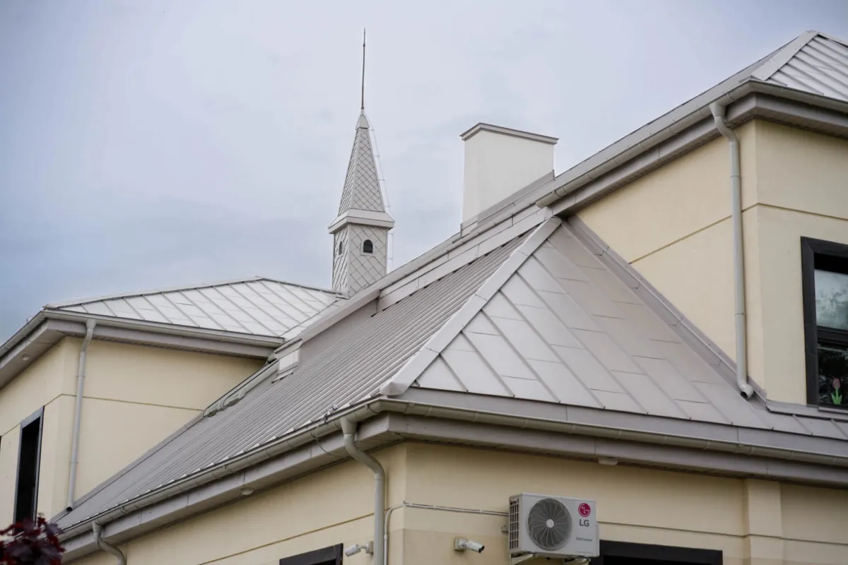 Střecha Savoy v barvě 255 / RAL 7044 Hedvábná šedá, materiál Ceramic Matt Pro BT