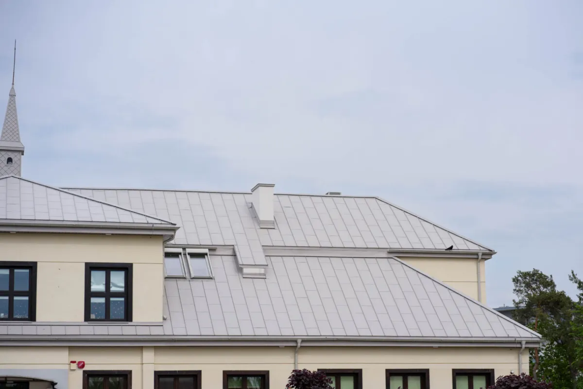 Střecha Savoy v barvě 255 / RAL 7044 Hedvábná šedá, materiál Ceramic Matt Pro BT