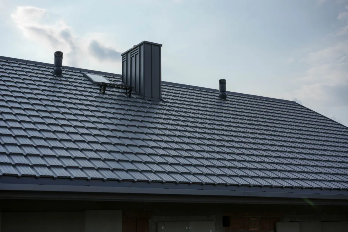 Střecha Verizon v barvě 252 / RAL 7037 Prachová šedá, materiál Ceramic Matt Pro BT