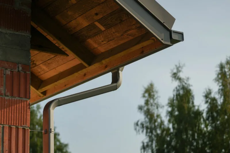Střecha Verizon v barvě 252 / RAL 7037 Prachová šedá, materiál Ceramic Matt Pro BT