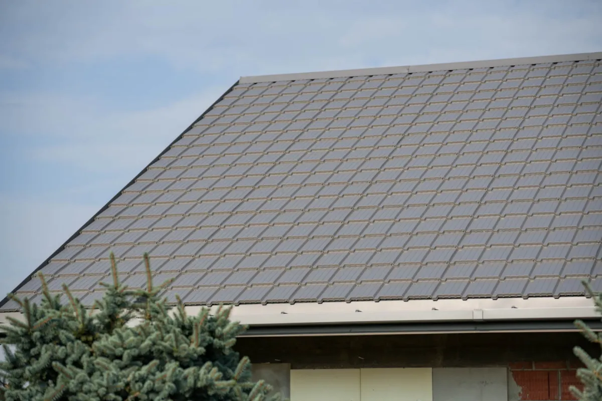 Střecha Verizon v barvě 252 / RAL 7037 Prachová šedá, materiál Ceramic Matt Pro BT