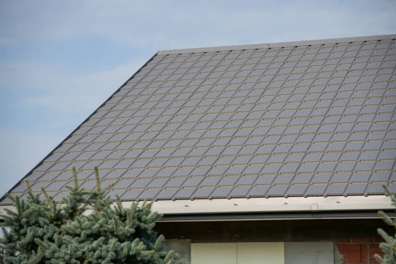 Střecha Verizon v barvě 252 / RAL 7037 Prachová šedá, materiál Ceramic Matt Pro BT