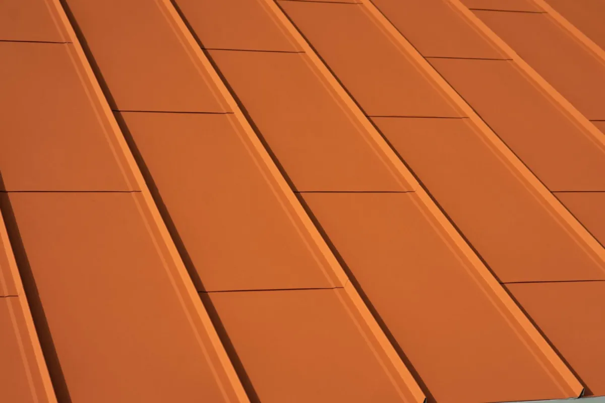 Střecha Savoy v barvě RAL 8004 Měděná hnědá, materiál Ultramat